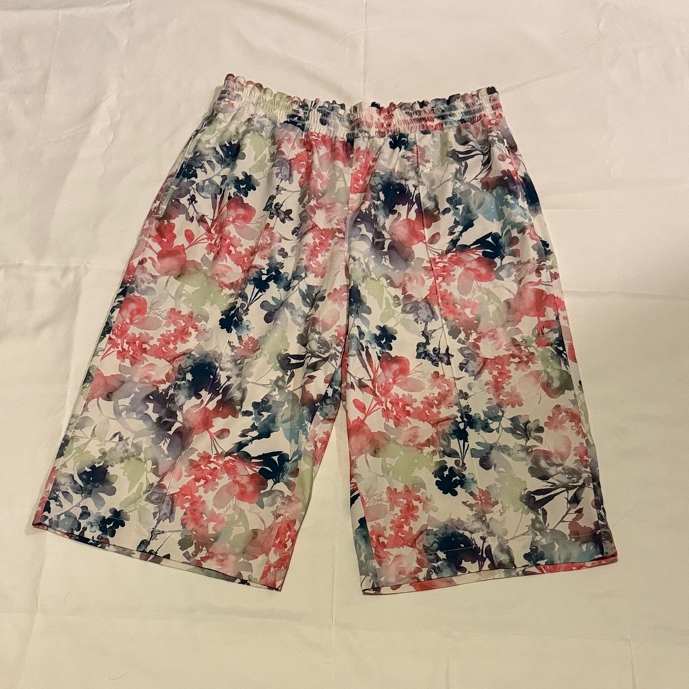 Athleta Floral Capri Pants / Long Shorts
